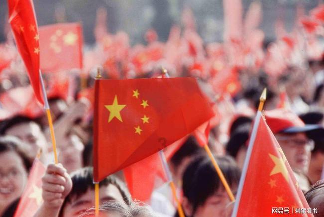 当智能驾驶遇上新能源能擦出什么样的火花？车库里，这些机器小车能移动到你的电动汽车旁进行充电……